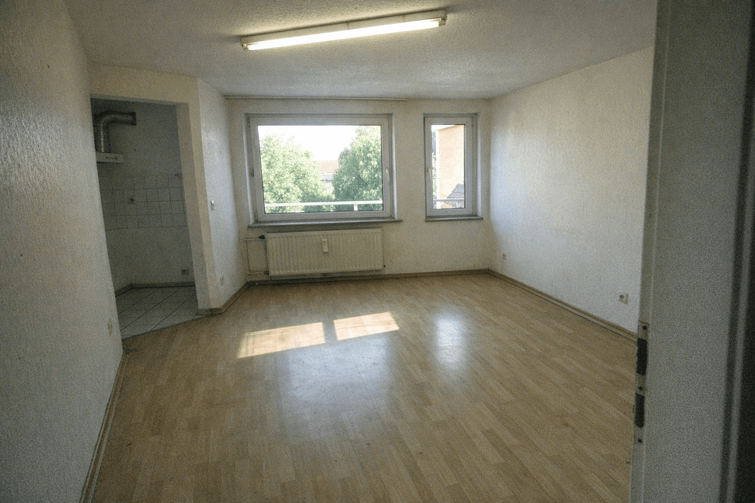 Helle Seniorenwohnung mit gepackten Kisten und frei zugänglichen Laufwegen