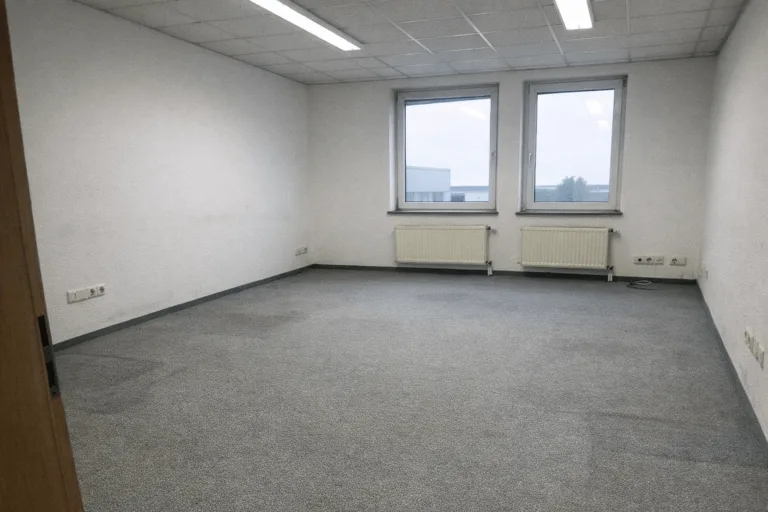 Geräumtes Büro mit freier Fensterfront und bereits abgebauten Regalen