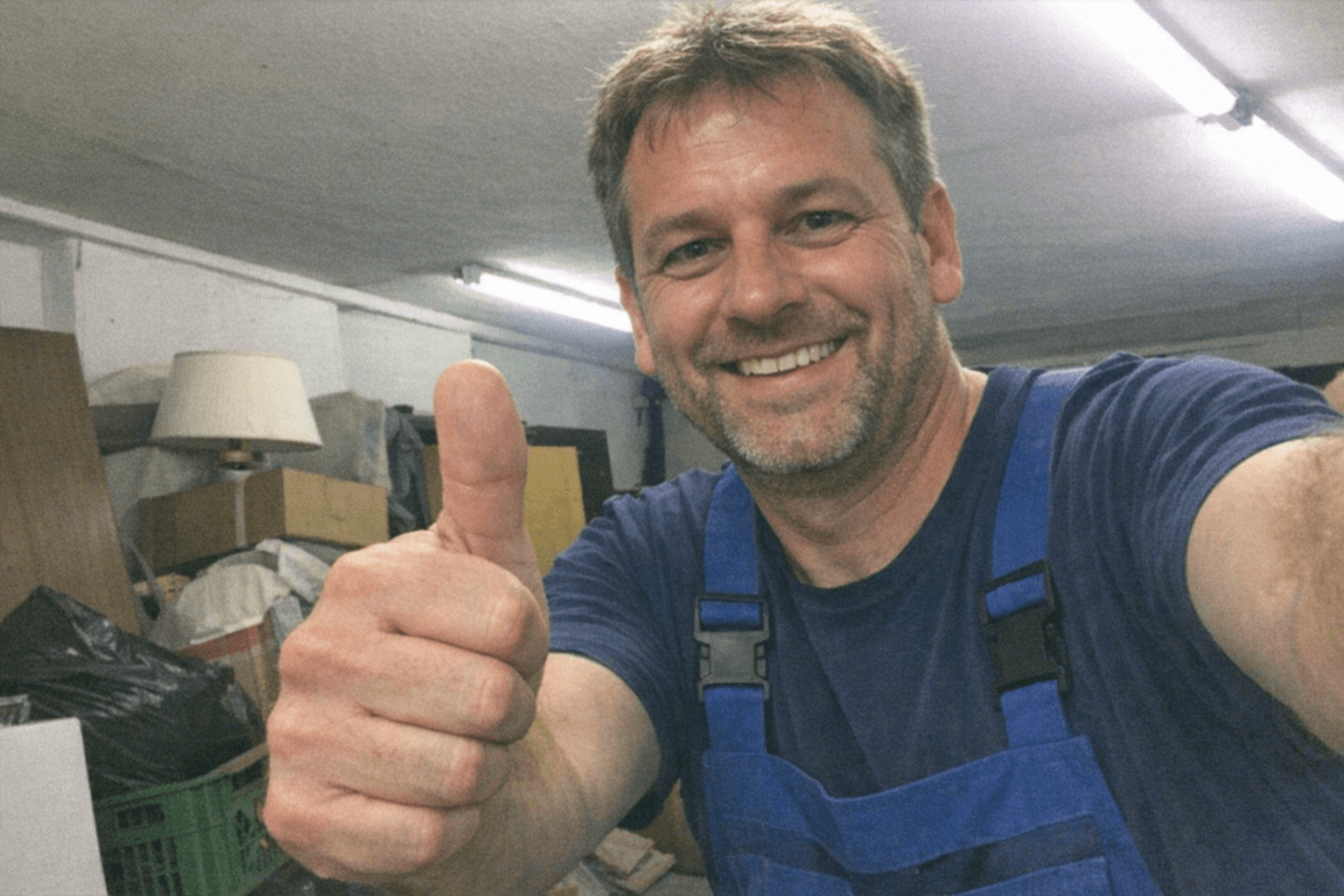 Berater erklärt einer Kundin in leer geräumter Wohnung den Ablauf der Arbeiten